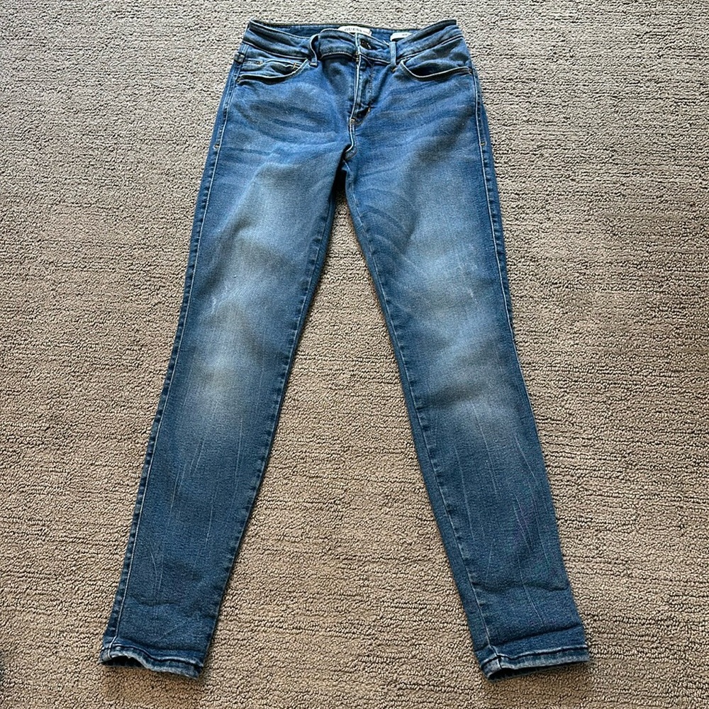 Ladies Guess Jeans, sexy curve , 27 waist.